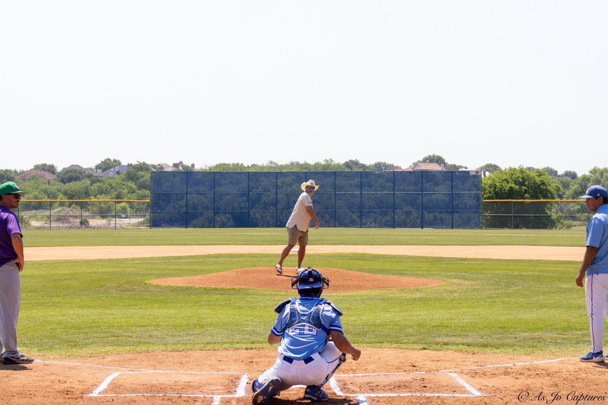 DCNLBlazers's tweet photo. Welcome home @CodyRobersonT24 

📸 Joseph Assani 

#BlazerBaseball | #NorthLakeBlazers | #LifetimeLegacyAwardWinner https://t.co/Us4mBeevG4
