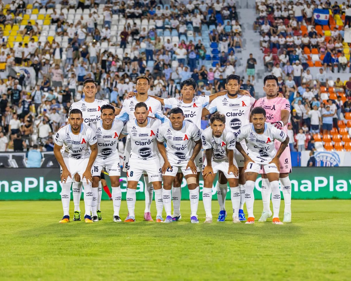 AficionadoAlian's tweet photo. A. Crónica de un fracaso anunciado: El adiós al Clausura 2026 para Alianza Fútbol Club @AlianzaFC_sv

Decimos adiós al Torneo Clausura 2026 con un amargo sabor de boca, pero sobre todo con la certeza de que este desenlace no es casualidad. Es el resultado lógico y doloroso de la deficiente gestión de la Junta Directiva de Alianza Fútbol Club, presidida por Gonzalo Sibrián @SibrianGonzalo y Lucho Espíndola @LEspindola_1975.  No se trata de un simple bache deportivo, sino de una crisis de dirección que ha terminado por hundir las aspiraciones del equipo más grande de El Salvador.

B. La negligencia en la planificación.

La falta de visión fue evidente desde antes del pitazo inicial. Como simple aficionado, señalé oportunamente que el equipo presentaba debilidades críticas en la zona defensiva y en la portería; era una bomba de tiempo. Si para la grada era obvio, ¿cómo es posible que quienes dirigen la institución no se percataran? La falta de refuerzos de calidad no fue un descuido, fue una omisión imperdonable que nos condenó a dar una imagen pobre en el terreno de juego.

C. Un equipo sin alma ni identidad.

A medida que avanzó el torneo, la falta de trabajo se hizo notar. Vimos un Alianza lento, carente de ideas, sin profundidad y, lo más grave, sin alma. Es una contradicción absoluta que la directiva exija el apoyo masivo de la afición cuando no son capaces de ofrecer garantías mínimas de un buen espectáculo. 

D. No se puede pedir lealtad a cambio de mediocridad.

Para agravar la situación, el despido de Ernesto Corti justo antes de finalizar el torneo es la prueba reina de la improvisación. Aunque su gestión como DT nunca fue convincente, su salida tardía no borra la complicidad de una Junta Directiva que toleró sus incongruencias y respaldó cada una de sus malas decisiones. Si el técnico falló, la directiva fue su cómplice necesaria.

E. Responsabilidades compartidas.

Es necesario decir las verdades completas: los jugadores también están en deuda. Muchos han caído en una zona de confort preocupante, rehuyendo a la responsabilidad y al compromiso que exige esta camiseta. La disciplina parece haber pasado a un segundo plano.Por otro lado, nosotros como afición también debemos hacer autocrítica. Nos hemos fracturado y alejado de los estadios en el momento en que más se necesitaba unidad. Sin embargo, este distanciamiento es también una respuesta al mal manejo del club. Para que la gente vuelva, la directiva debe profesionalizarse: gestionar marcas, mejorar la logística, apostar por el mercadeo real y cumplir con los estándares que exige ser el mejor equipo de Centroamérica, que estamos súper lejos.

F. Un llamado a la reflexión. A Gonzalo Sibrián el cargo le ha quedado grande. Ser presidente de Alianza no es una cuestión de estatus ni de egocentrismo; es un compromiso serio con una historia y una hinchada. Es momento de que deje de lado las mentiras, se ponga el overol y tome con seriedad las riendas de esta institución.Hoy solo nos queda esperar. La incertidumbre es mucha, pero nuestra fe es inquebrantable. Pase lo que pase, debemos unirnos para rescatar al club. Porque Alianza es su gente, y mi amor por estos colores durará hasta el día de mi muerte.¡Alianza toda la vida! ¿Cómo no te voy a querer?