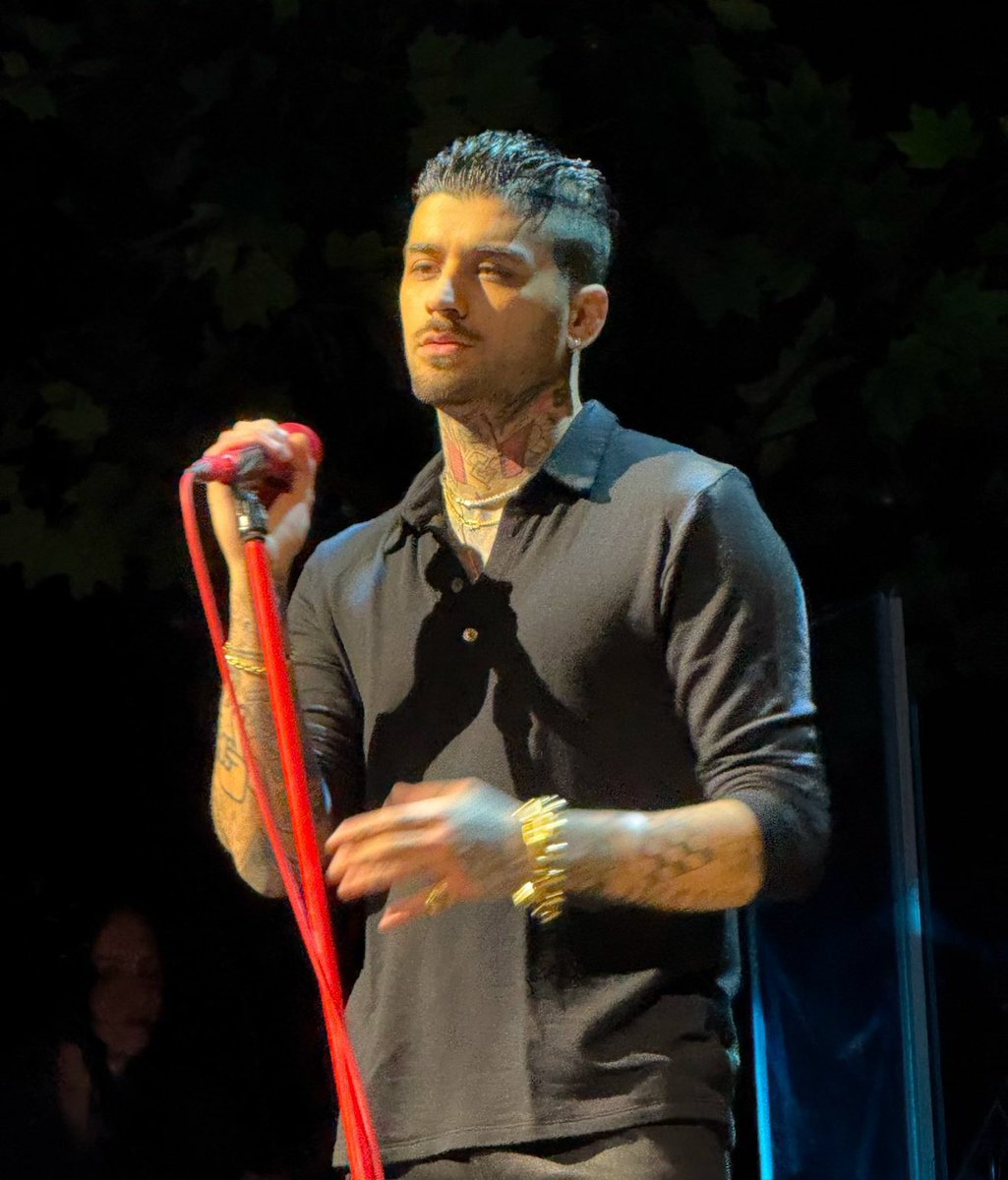 BuzzingPop's tweet photo. ZAYN and his family urging fans to donate to Palestine instead of sending flowers amid the singer’s health scare. https://t.co/4D61LU3Y6C