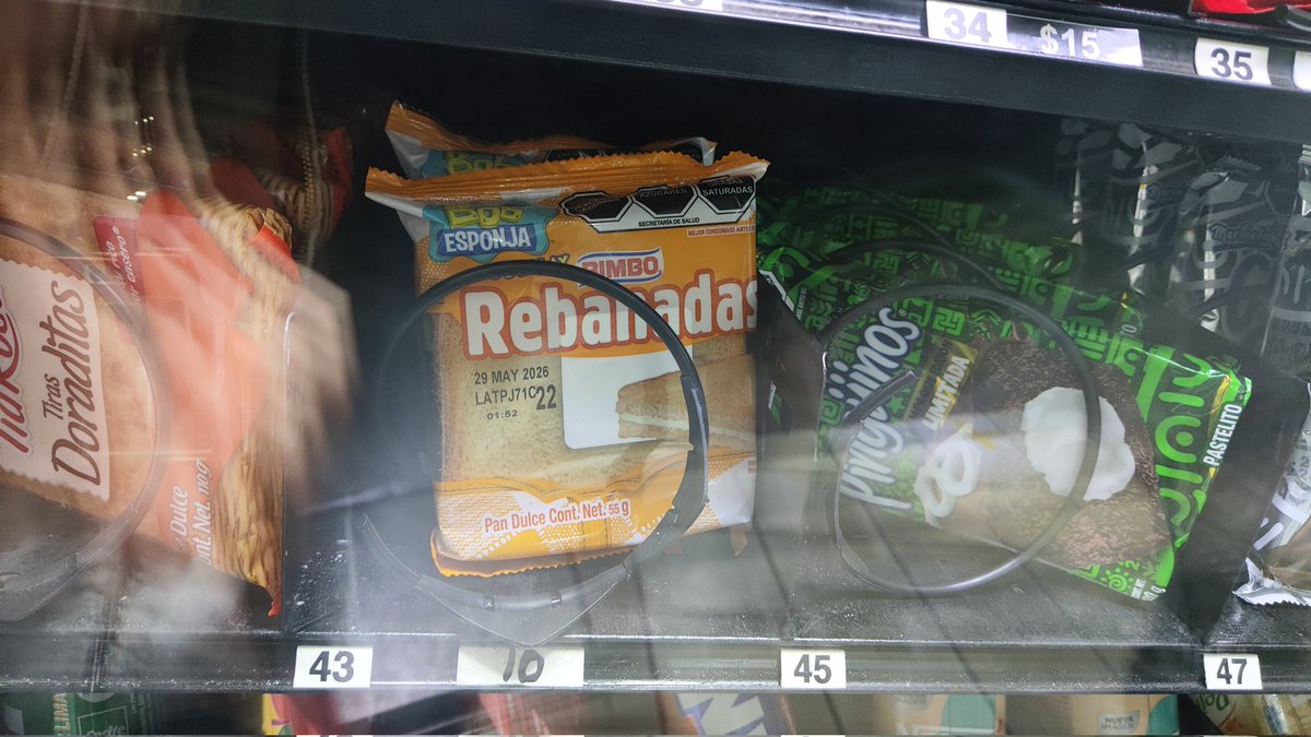 hakematte's tweet photo. @BimboMx más atención ahí, eso de poner productos algo elevados en su máquinas dispensadoras para que el final salgan quebradas 🥲. https://t.co/JaHdTbvCJK