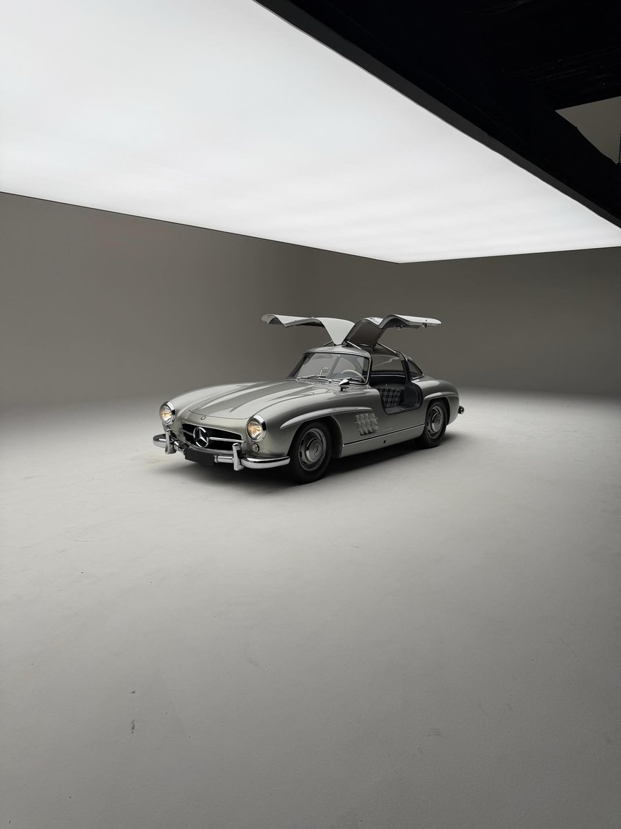 SytnerMB's tweet photo. Iconic and desirable, then and now. 

#MercedesBenz #MBclassic https://t.co/cOMACC4trE