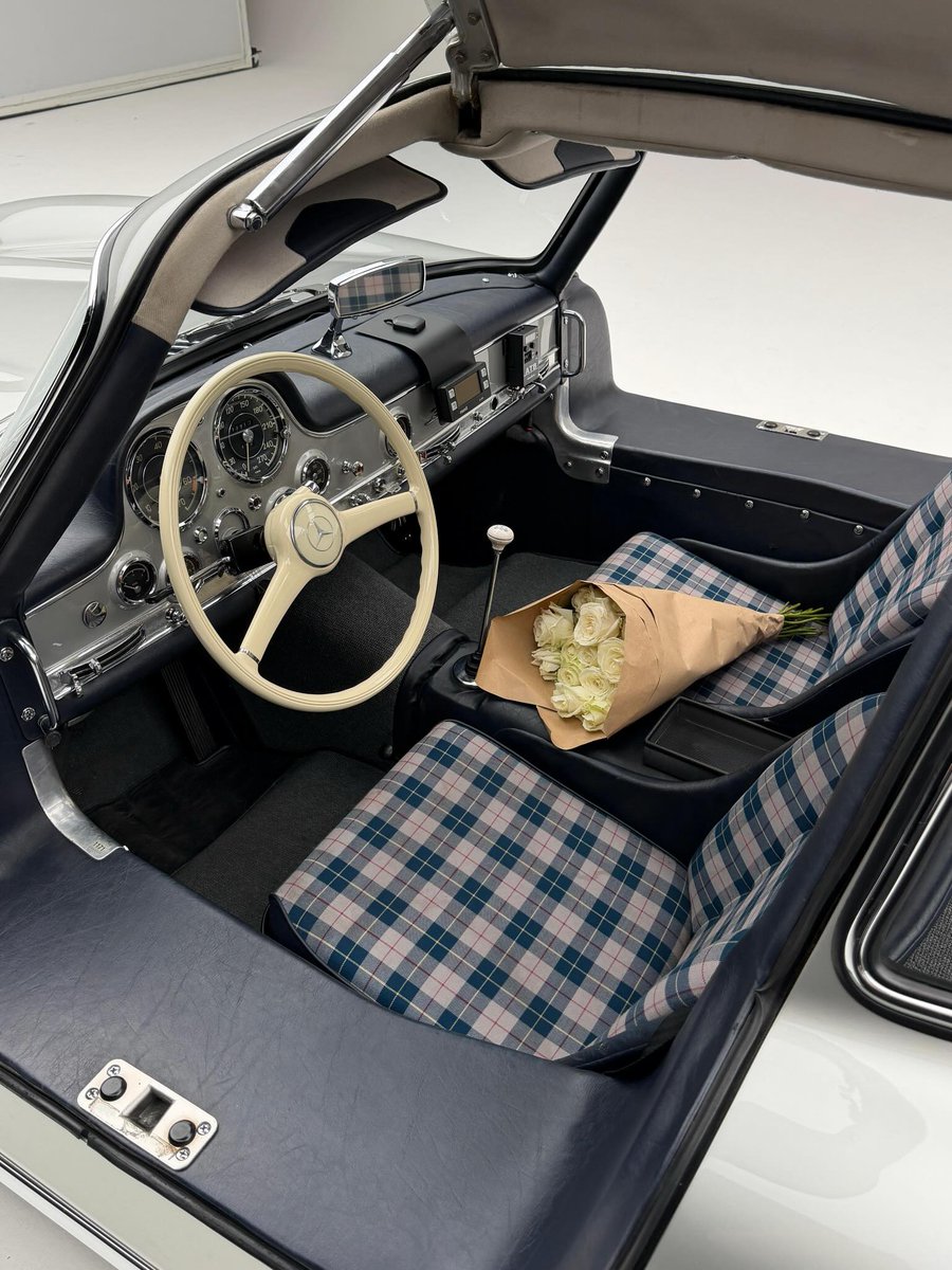 SytnerMB's tweet photo. Iconic and desirable, then and now. 

#MercedesBenz #MBclassic https://t.co/cOMACC4trE