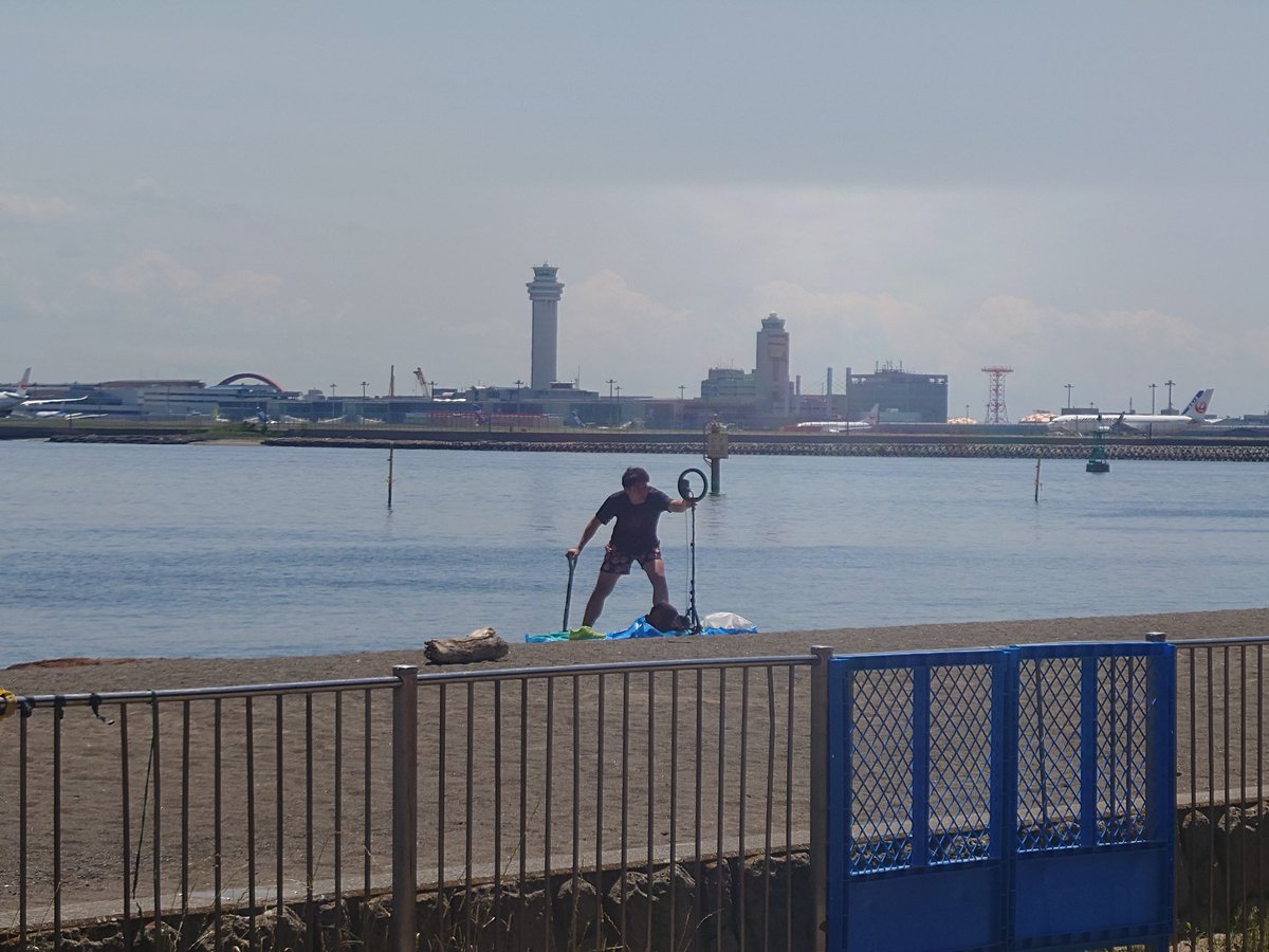 _landwarrior's tweet photo. 城南島海浜公園で配信しながら砂浜に穴を掘ってる不審者がいた。
めちゃくちゃ大声で喋りながら配信してるからうるさくて読書の邪魔だから帰宅しました。
帰宅間際、上裸になってたから余計不審者だった。 https://t.co/n2nsJsRBBY