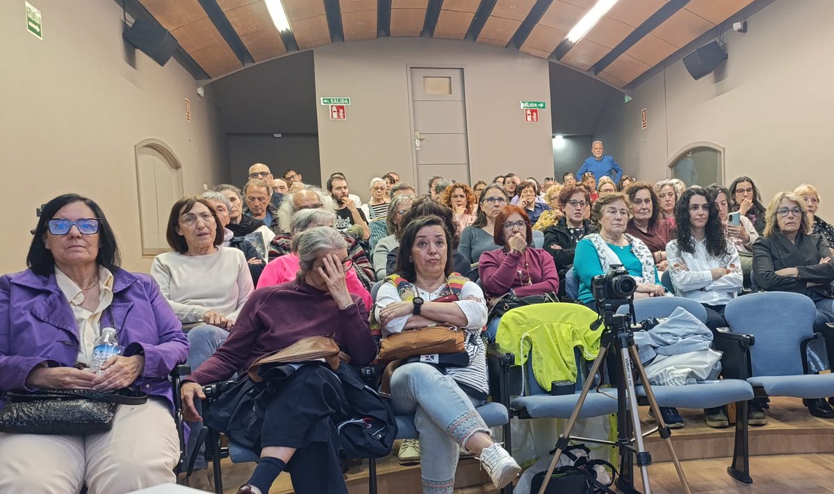 NuriaCSopena's tweet photo. @eldiarioes La ventana de Overton está abierta de par en par, pero yo no me voy a tirar por ella y la sociedad, tras muchos años de lucha de quienes sufrimos presión y acoso, ya no traga la mentira. 
Aquí sigo. Por cada niña o familia a la que pueda salvar. Muchas gracias por el apoyo. https://t.co/EGEYU2gmmx