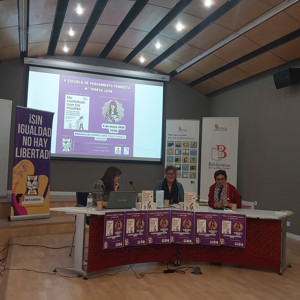 NuriaCSopena's tweet photo. @eldiarioes La ventana de Overton está abierta de par en par, pero yo no me voy a tirar por ella y la sociedad, tras muchos años de lucha de quienes sufrimos presión y acoso, ya no traga la mentira. 
Aquí sigo. Por cada niña o familia a la que pueda salvar. Muchas gracias por el apoyo. https://t.co/EGEYU2gmmx