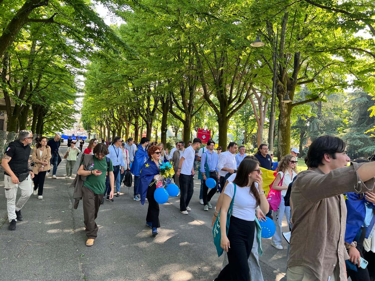 TeresaBellanova's tweet photo. Ieri a Montecatini Terme ho celebrato la Giornata dell’Europa insieme ai ragazzi di YES, vivendo una giornata davvero speciale. 🇪🇺💙
Ascoltare le loro idee, il loro entusiasmo, la loro voglia di partecipare e di costruire futuro è stato emozionante. È proprio nei giovani che ritroviamo il senso più autentico dell’Europa: una comunità fatta di pace, diritti, opportunità, dialogo e speranza.
In un tempo in cui è così facile dividersi, incontrarsi, confrontarsi e sentirsi parte di qualcosa di più grande ha un valore enorme.
Grazie a tutte le ragazze e i ragazzi che ieri hanno condiviso energie, sorrisi e pensieri. Porto con me una bellissima emozione e tanta fiducia nel futuro.