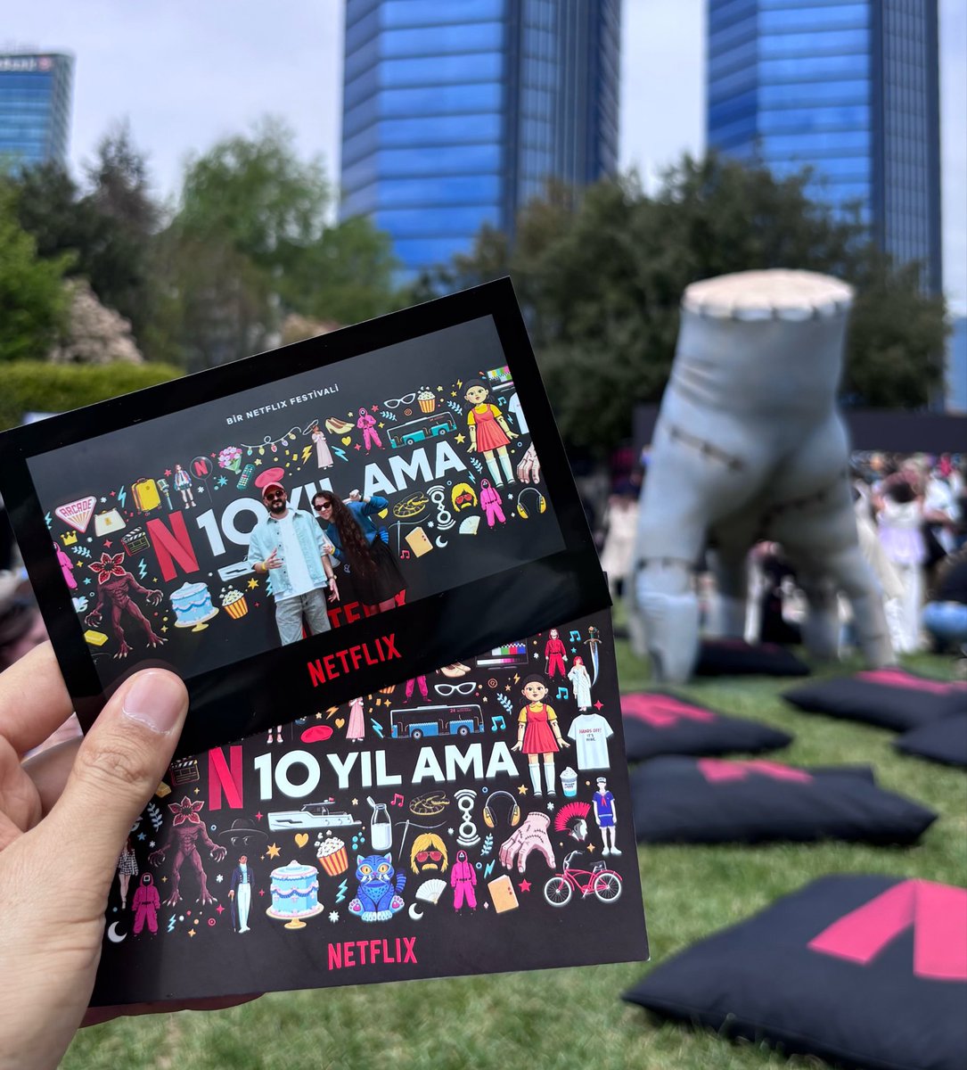 musabolukbasii's tweet photo. Netflix’in, Türkiye’deki 10 yılını kutladığı ‘N 10 Yıl Ama’ etkinliği, beklentimin dışında daha çok majör yapımlarına odaklanmış durumda. Türk orijinalleri için toplu bir alan kurulmuş ve dekor üzerine temellendirilmiş. Majörlerse etkinliği sırtlayan oyunlardan/deneyimlerden oluşuyor. 

İrem Yavuzer (@shokojio) ile beraber Netflix’in 10 yıllık karnesini konuştuk✍🏼

https://t.co/Mn4UzspePU