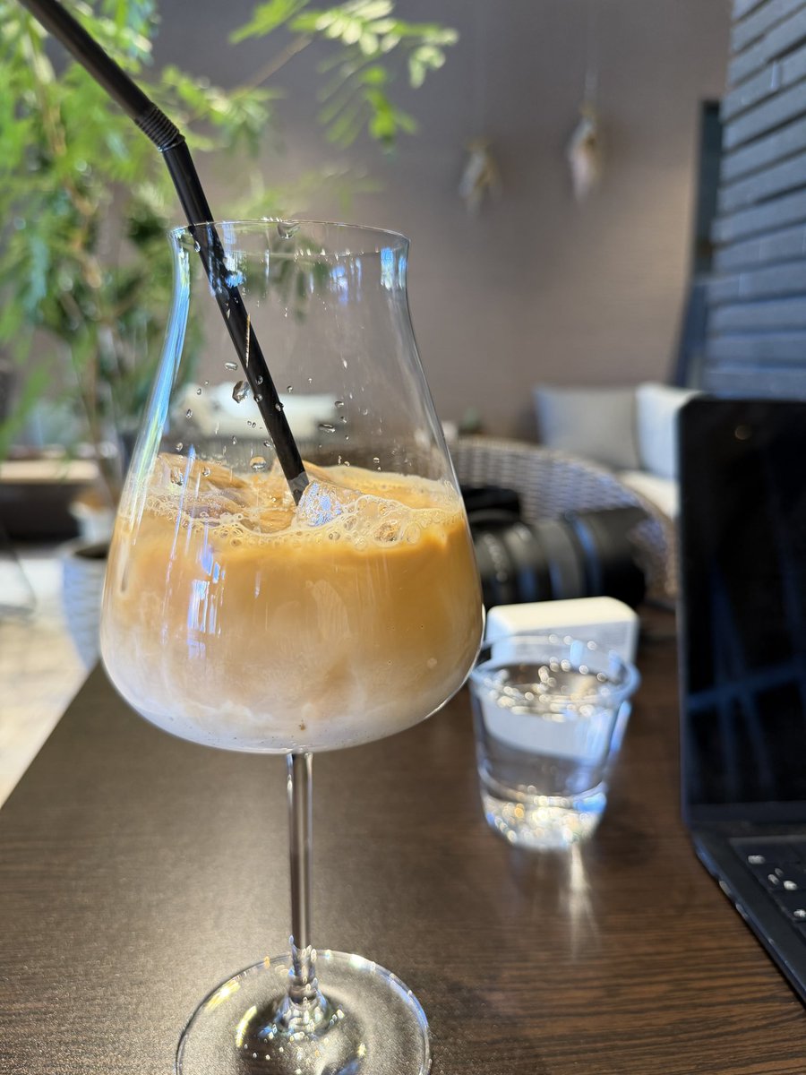 最近コーヒーはワイングラスで出すのが流行ってんのか？