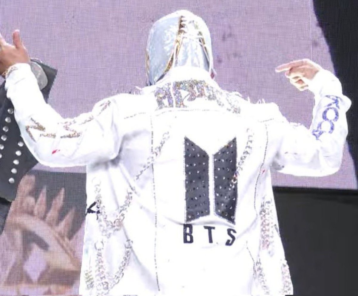 Jin is wearing the jacket Místico wore yesterday !!