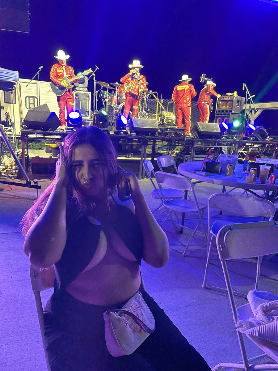 die4yoliii's tweet photo. okay Who got me drunk knowing damn well I work the next day😭😭 https://t.co/jxkBtvKs55