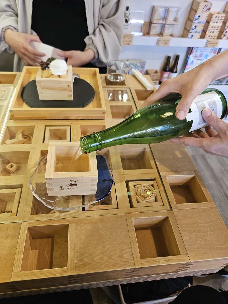 枡のテーブルで枡で所酒造のミーノ・デ・ブラン

#masucafe