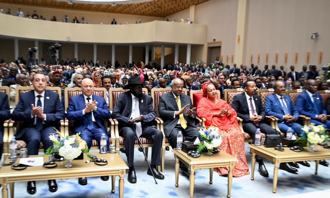 Mbinhamdain's tweet photo. مشاركة فخامة @PresidentRashad في مراسم تنصيب أخيه فخامة @IsmailOguelleh لولاية رئاسية جديدة هي تجسيد لعمق الروابط بين البلدين. #جيبوتي شكلت الحضن لليمنيين ونافدة عبورهم للعالم.
إحياء #تجمع_صنعاء أصبح ضرورة ملحة، مثلما استعادة #اليمن تعاونها الإقليمي مع #مصر عبر الحوار الاستراتيجي https://t.co/Qfdeec8CF8