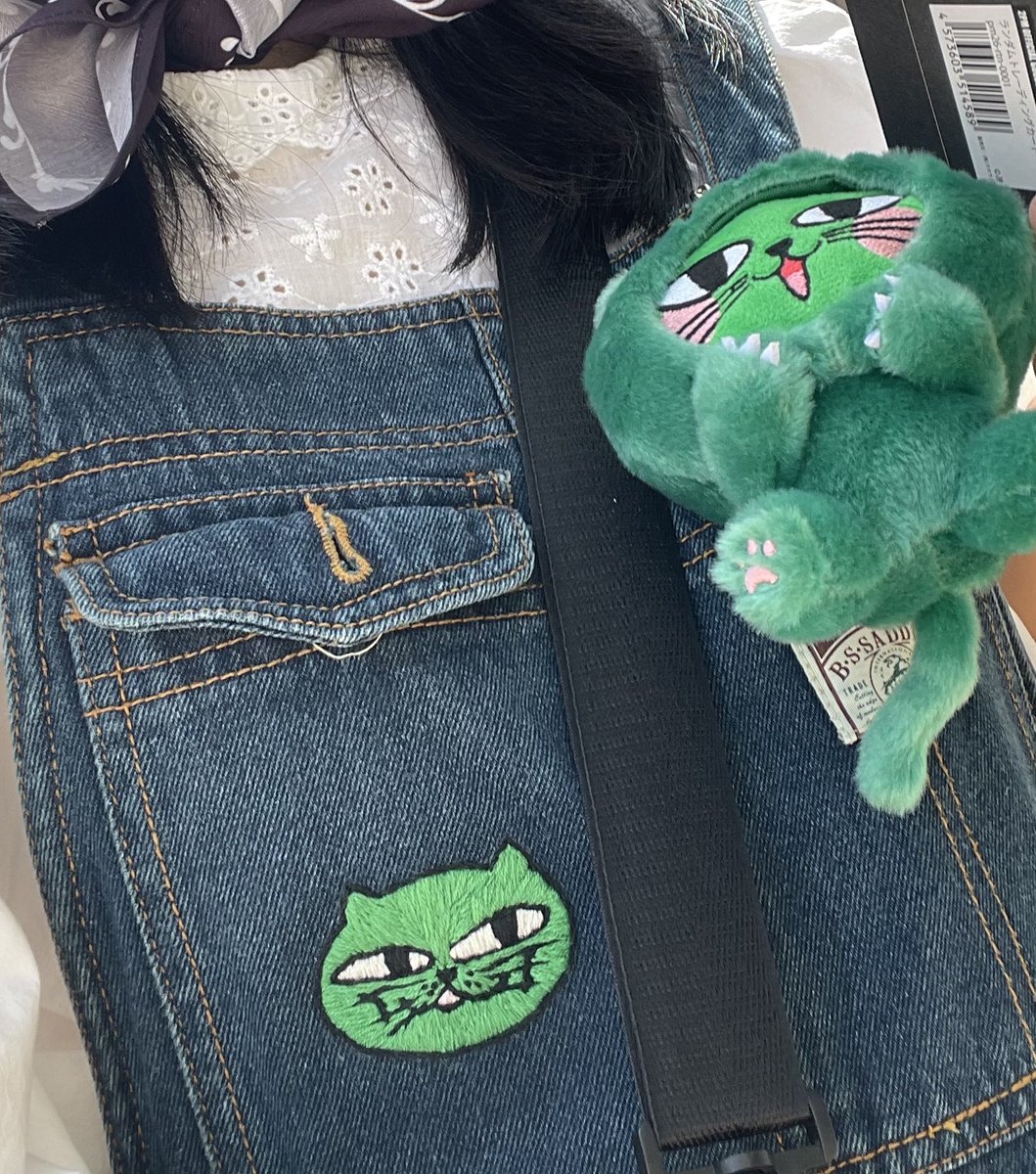 Bongbong2712's tweet photo. I’m at gate 22 now, happy to greet &amp; say hello to all the moots, I’m wearing denim overalls with the embroided green silly cat 🤣💚

#2PM
#2PM_THE_RETURN
#THE_RETURN_TokyoDome https://t.co/Xpd84b9Ykk