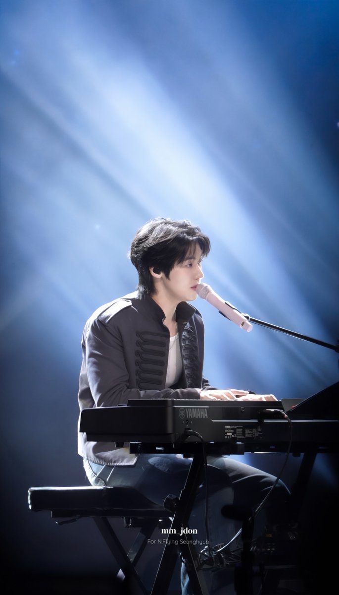 mm_hyub's tweet photo. 260509 우사합 in MACAU

Just like playing piano under 🌙✨

#이승협 #李承協 #LeeSeungHyub 
#NFlying #엔플라잉 https://t.co/NI56JrpyFd
