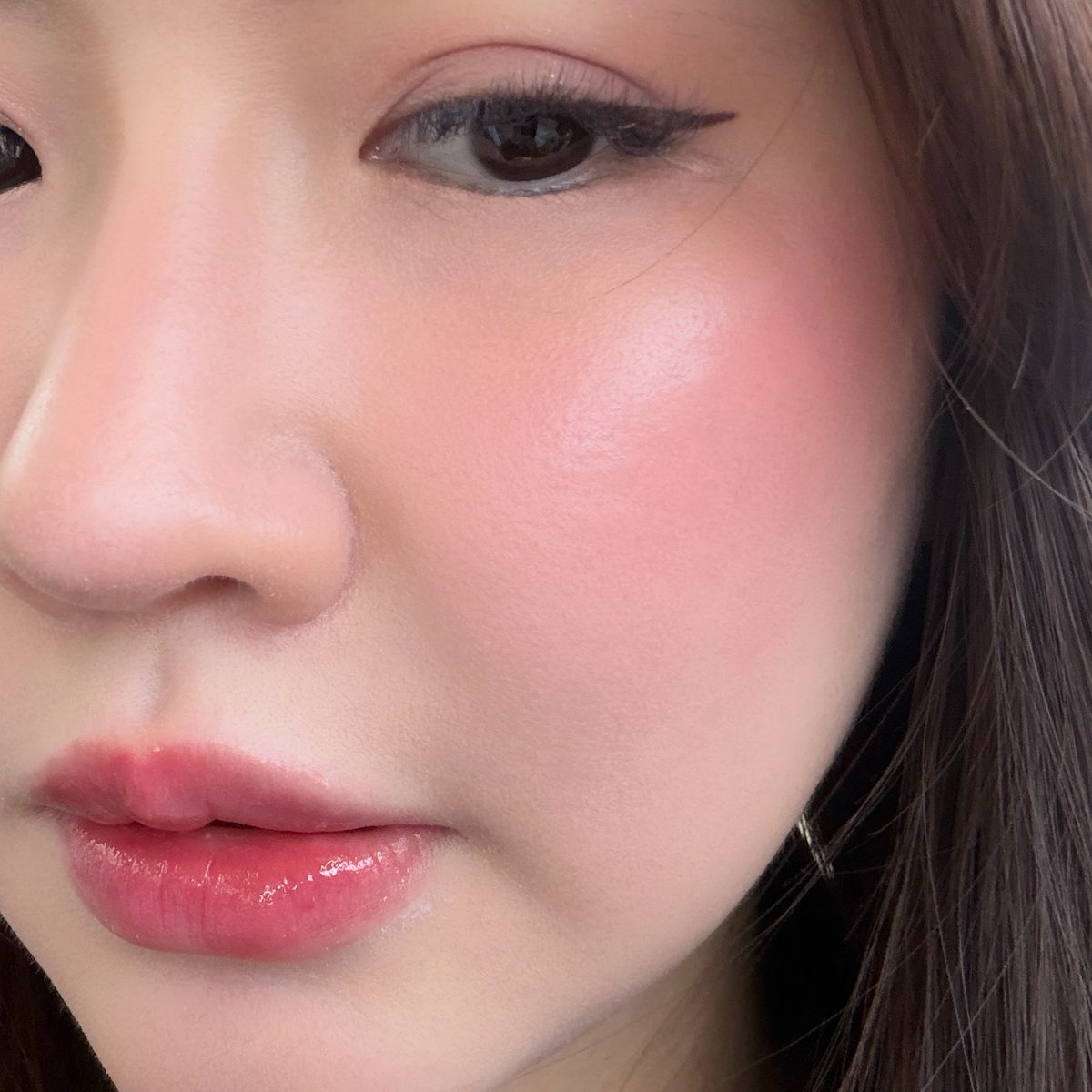 เฉดชมพูกุหลาบหม่นๆมาแน่ปีนี้ ทิ้นเจลกับบาล์มของ hince สีใหม่ odd rose คือสวยมากกกก ทิ้นคือทนมาก ฉ่ำโกลว์ ทิ้งสเตนแน่นๆ แล้วแท่งมินิคือพกง่ายมาก ไม่แห้ง บาล์มชุ่มชื้นสุดๆ ดูเป็นผิว แล้วไม่เป็นคราบ