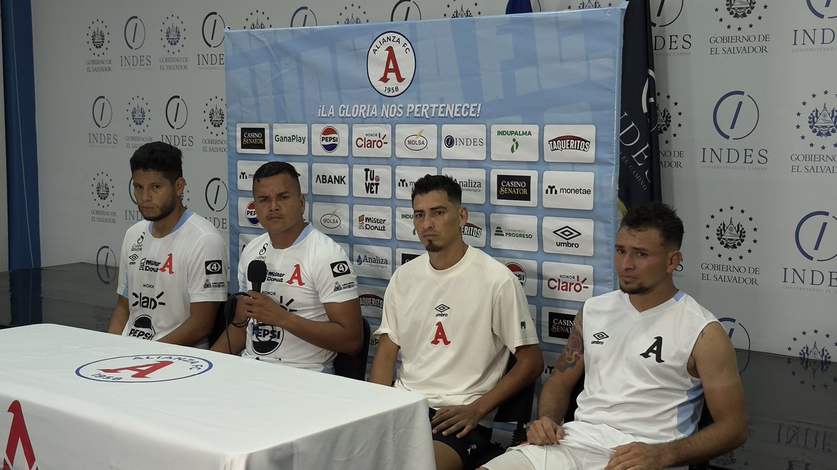 Los capitanes de Alianza hablan en conferencia de prensa
