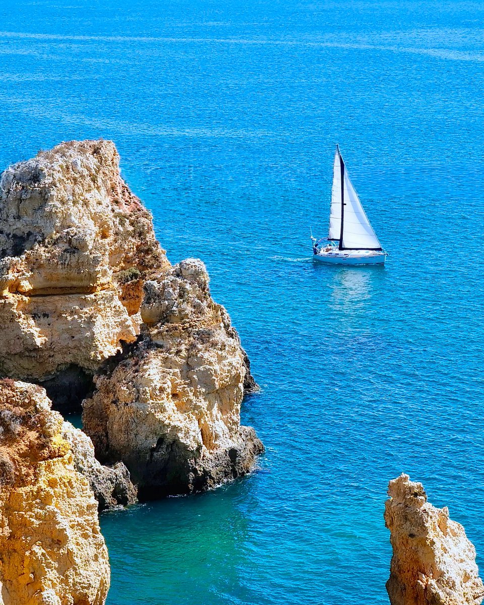 ~SEDOKA~~ 

"Mundo en azul "

el horizonte
es el inicio y fin 
de nuestros territorios,
nos une el mar
y nos cobija el cielo, 
dimensiones azules