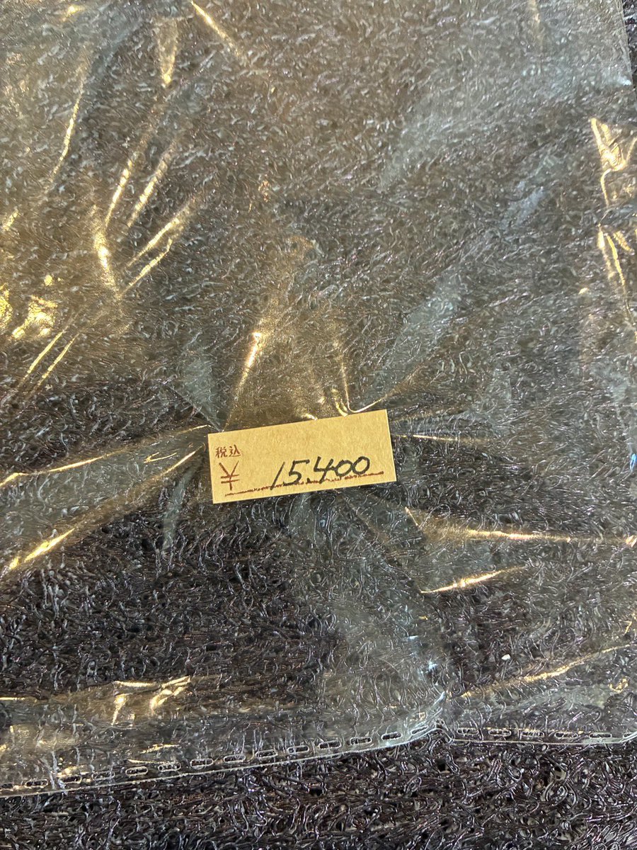 suniki7779's tweet photo. 知人に許可もらったので載せます。。
例のおまけ靴屋さんのミステリーボックス
11000円だそうです。。

内容はこちら。。
アパレルも入ってない。。
定価15400とされるラグマットのみ。。。

爆死お疲れ様でした。。。 https://t.co/k406dfyYob