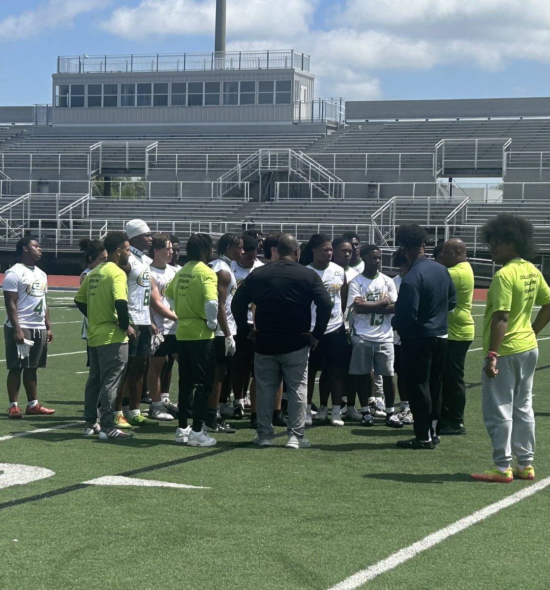 AidenGrahamAG's tweet photo. Thank you @JumpCutRB and @Kidnplay_abc123 for a great day in Indy at the CE25 Elite RB Camp. Appreciate the opportunity to learn from great coaches, build &amp; compete with other talented backs from the Midwest.  @StXFB https://t.co/wXaazITH7A