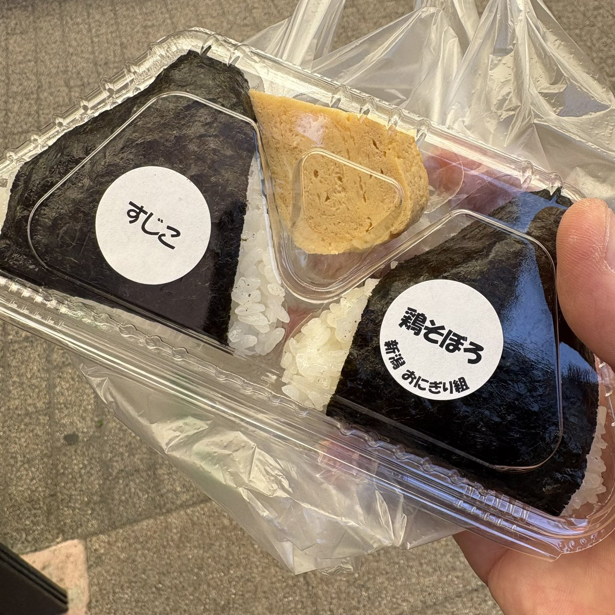 #古町どんどん 五番町ステージに来て、おにぎり食べながら開演待ちして…
12時からの #コーテシー 観覧しました。
ダンスの動きすごいイイね👍
次は　#Negicco