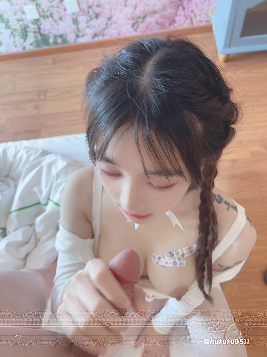 兔酱曾经的唯美口照之，你更喜欢哪套？
《No1、御姐风》
性感又不缺少萝的外形，火辣的麻花辫以及迷人的眼线，当给你口的时候看着你，然后你从高位看着给你口的兔酱，那种征服感仿佛再漂亮的都是你的玩具。

@ToBulaer 
@ToBuerma 
@KawasawaSen 
@BulmaList https://t.co/JLL0NouKIP