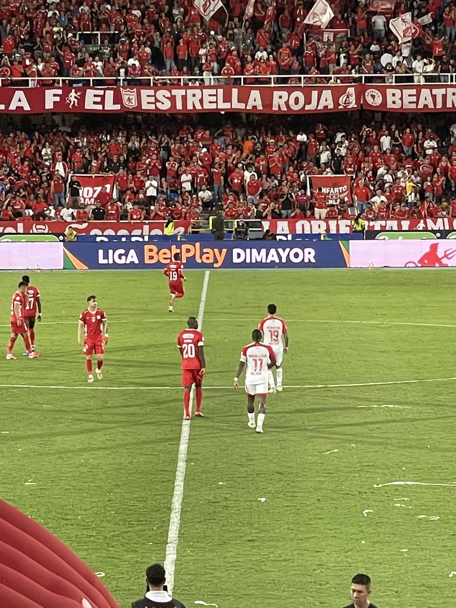 andrestabima11's tweet photo. América 1 - 1 Santa Fe. 
Termina el partido en el Pascual Guerrero donde América se encuentra el empate y logra recomponer el rumbo en un partido donde el futbol pasó desapercibido en el primer tiempo, quedan 90 minutos para mostrar intensidad y las ideas del profe González. https://t.co/luDfMajHFu