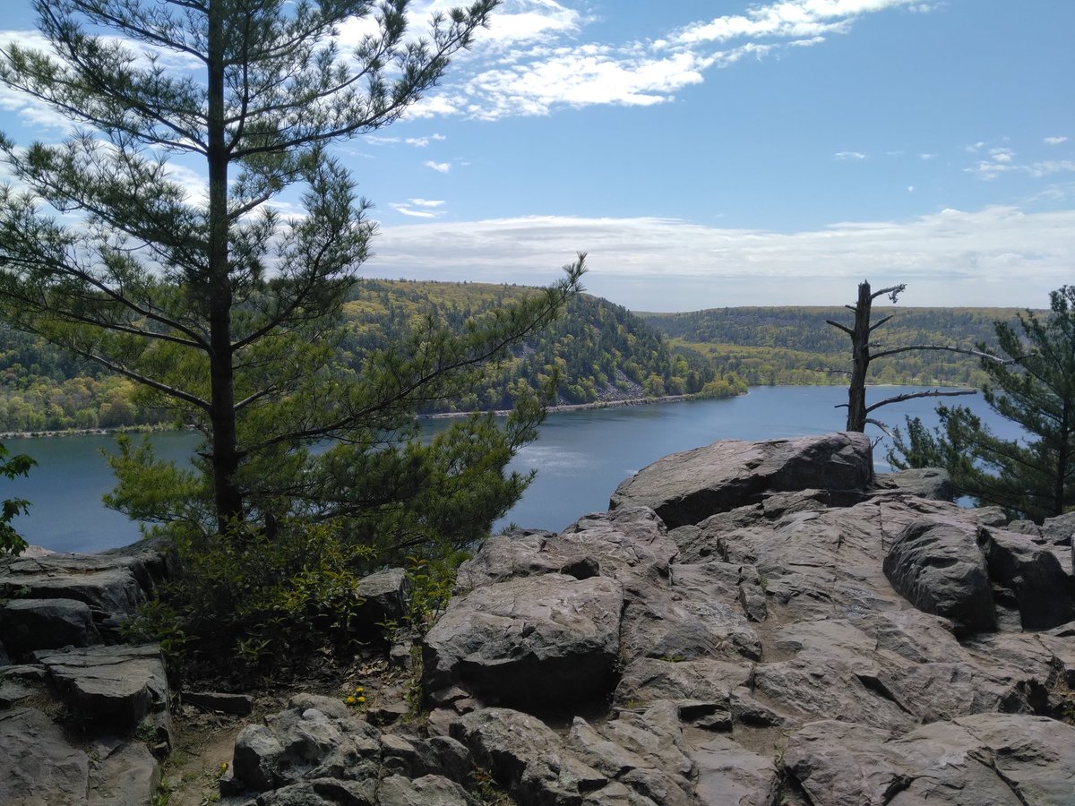 CharlesKagigeb2's tweet photo. First sober hike of the year went well. #DevilsLakeStatePark #Wisconsin #Baraboo #BarabooWI #Hiking https://t.co/D2yBuYfhhF