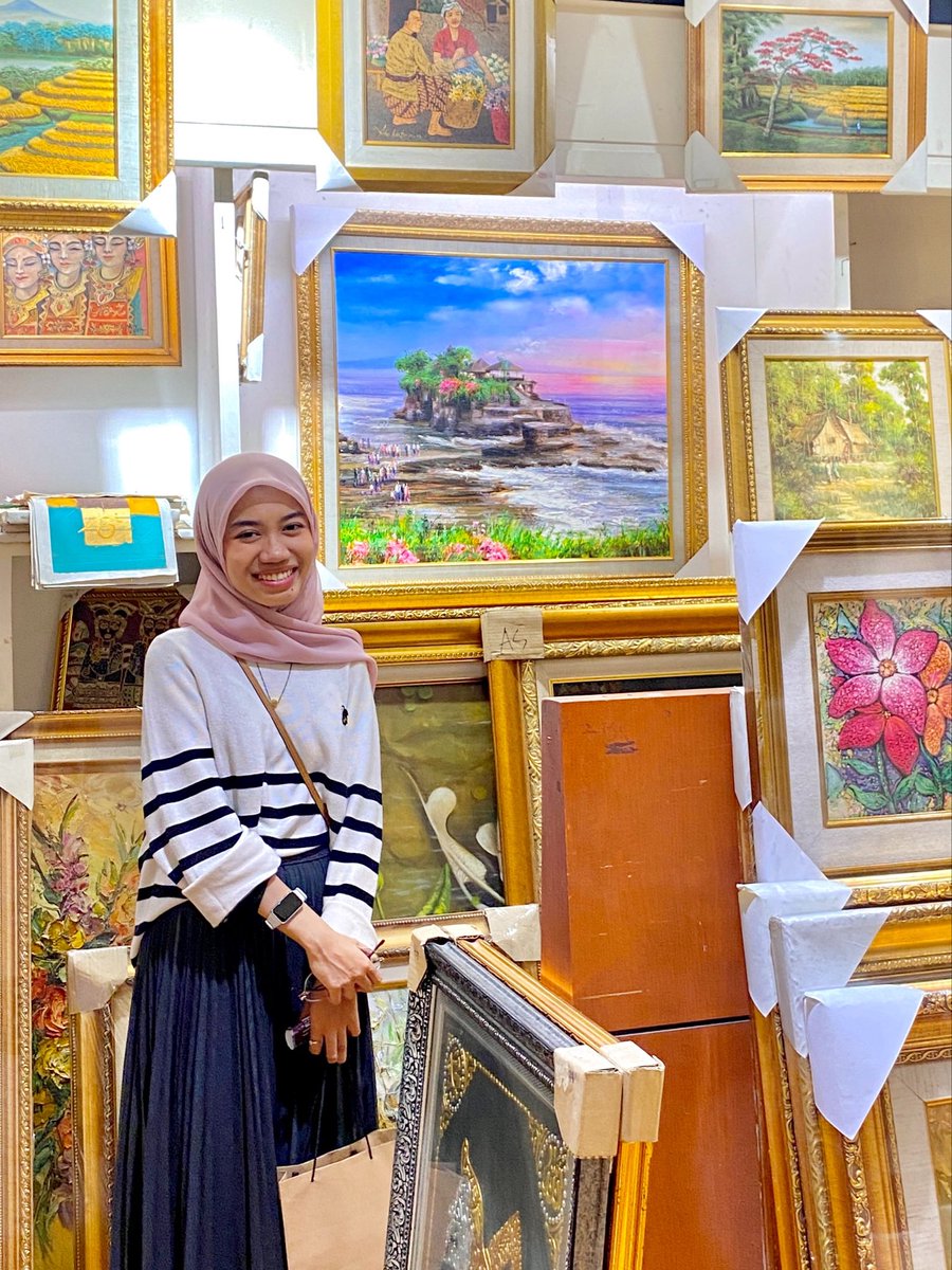 ulfija's tweet photo. Jalan bareng keliling Pasaraya, terus ketemu lukisan dan minta difoto di samping karya (alm.) Muklis ini. 

Mayestik! 🥹💗 https://t.co/5Mlith33DE