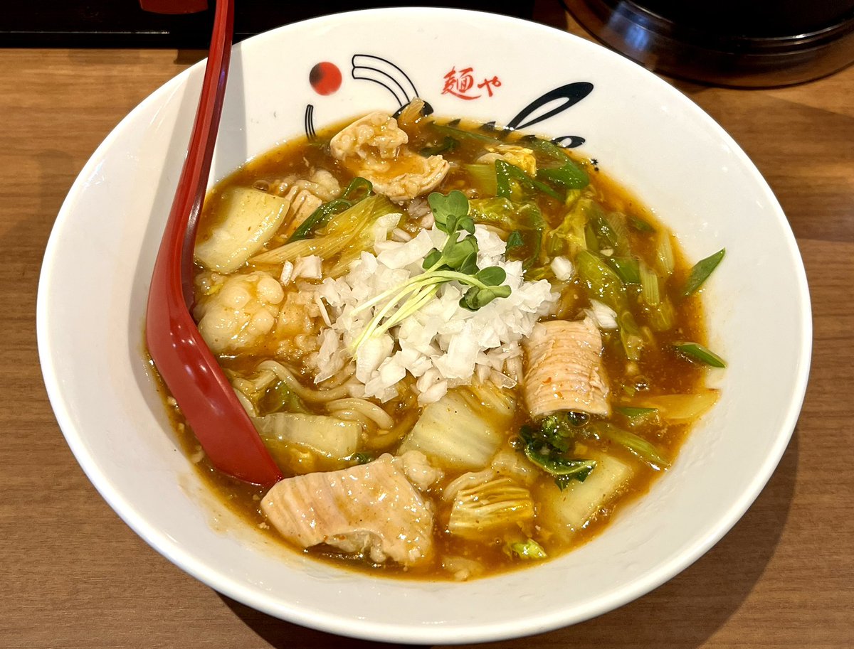 nano_ekimemo's tweet photo. 2軒目は"aube(オーブ)"さんへ初訪問。
茨城のスタミナラーメンをベースにした、"スタミナホルモンラーメン"が名物✨
あんかけの甘辛いスープに野菜やホルモンが入っててとても美味しかった☺️

[寺田町駅　麺や aube　スタミナホルモンラーメン【赤】] https://t.co/WF5W0UGJnR