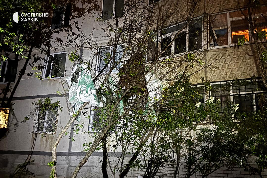 DanaSLJL's tweet photo. Yesterday evening, the russian horde attacked a high-rise residential building in Kharkiv 😡! Five civilians were injured 😔! @IntlCrimCourt #RussiaPutinTrashOfHumanity https://t.co/KiaTXncqws https://t.co/3j73wOp72s