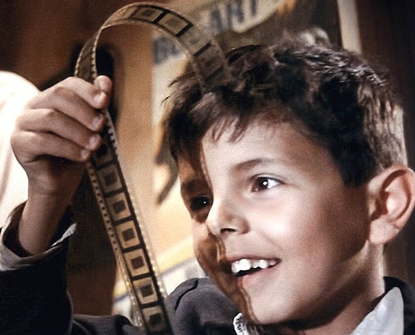 Bafouille du jour ...

Mon cinéma.

🎬 [VOIX OFF — MUSIQUE QUI MONTE]

Le cinéma, c'est pas juste des films.

C'est un gosse devant Jurassic Park qui oublie de cligner des yeux.

Un ado qui pleure sur Titanic sans savoir pourquoi, sans oser le dire.

Un vieux qui revoit