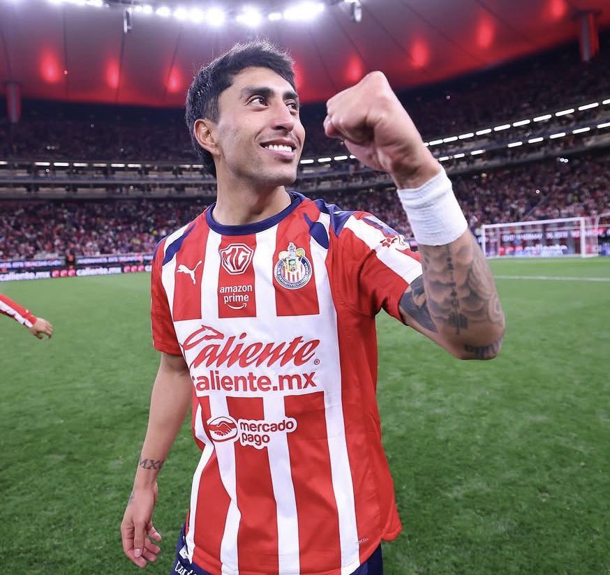 El partido de Govea es superlativo. Pasando, centrando, conduciendo el juego. El motor de Chivas hoy.