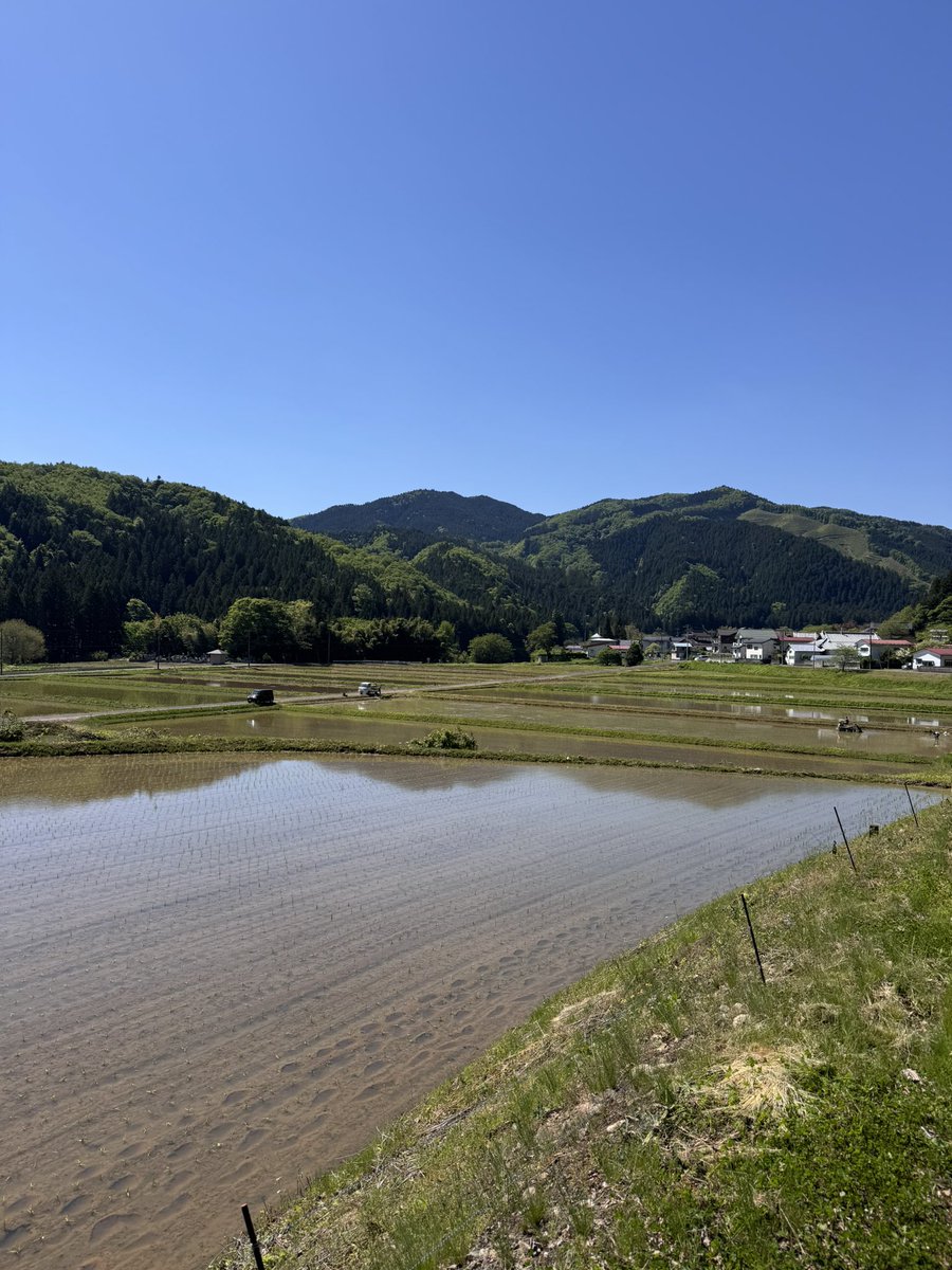 kanetsuko's tweet photo. 福島に来たぞー
八溝山に寄り道した際に見た田植え直後の牧歌的な風景、そして安達太良山のほんとうの空。これから試合だというのにすっかりなごんでしまったではないか
#磐田サポ福島遠征
 #ジュビロ磐田 https://t.co/bjUAAu6KYn