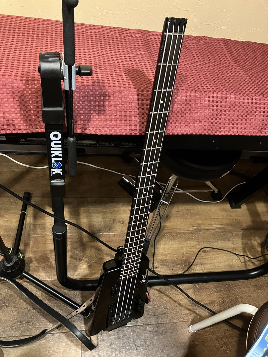 macharow's tweet photo. 今日はSTEINBERGERのベースでスタジオ。
電車移動には最高のベースやね。弾き方に慣れは必要やけど。
#STEINBERGERbass https://t.co/0I6NCQm49D