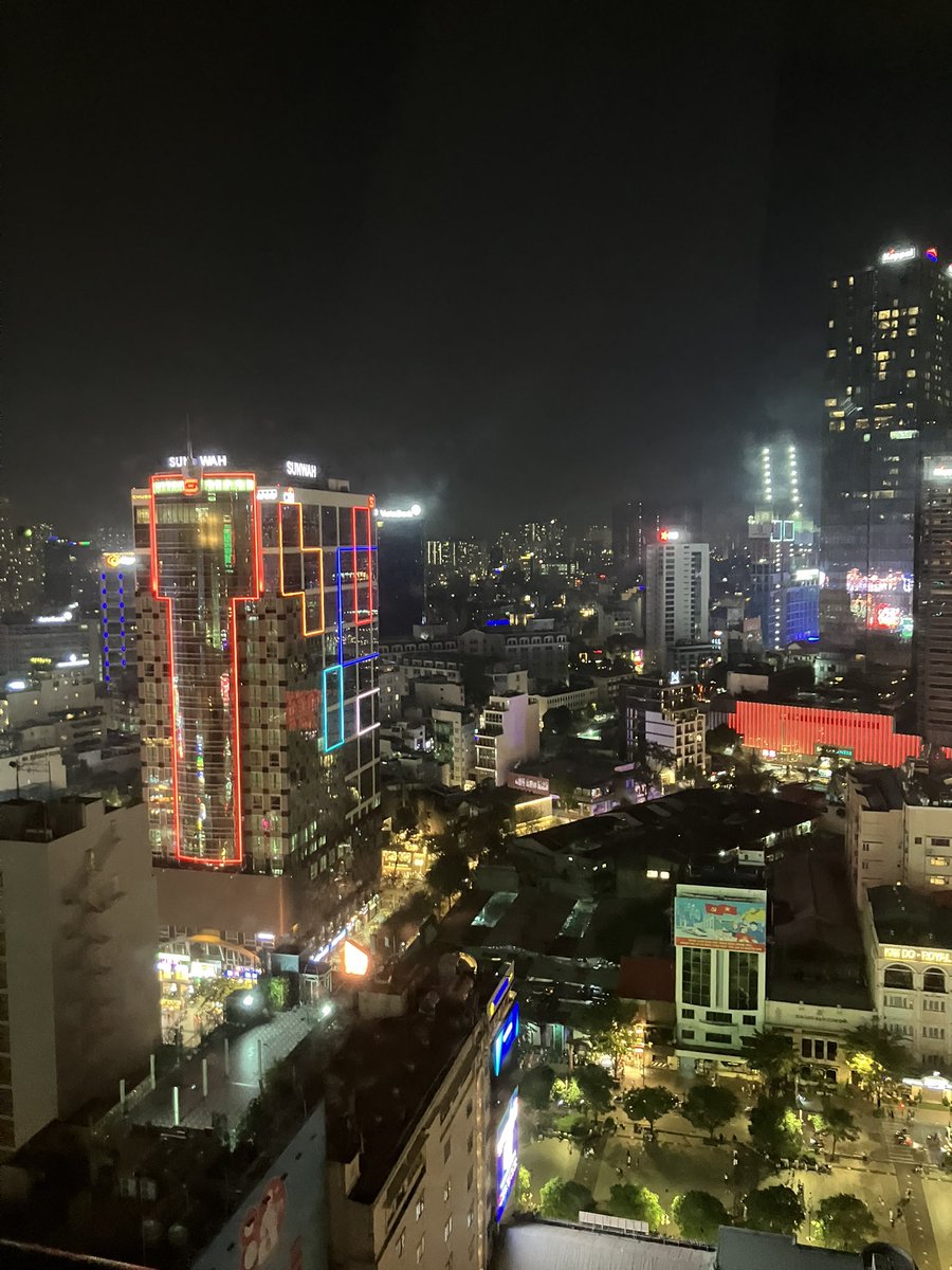 mioritomi's tweet photo. ホーチミンの夜景は、高層ビルのライトアップが煌びやかでエネルギーに満ちている。一方で、クラシックな雰囲気のカフェやショップが入る建物の屋上をよく見ると、トタン屋根の小さな居住スペースや洗濯物が並び、都市の中に今も生活のリアルが息づいているのを感じた。 https://t.co/VR4dn8wGvj