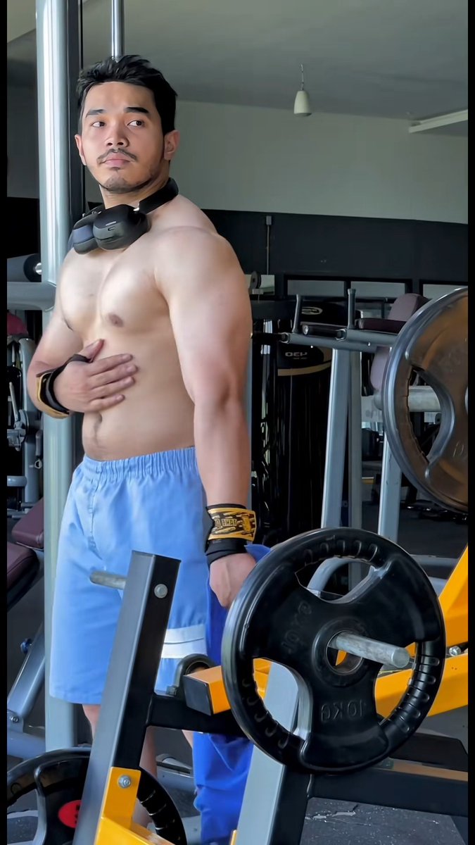 Shirtless Boy ID tweet media