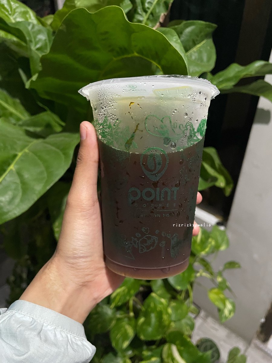 rizrizkyamalia's tweet photo. Udah ga pernah beli latte-lattean di point, seringnya long black. Belakangan lagi demen banget sama frutarian seriesnya yang scotchella less sugar enak banget, plis cobain! 👍🏼
Kadang beli yg iced shaken black peach juga less sugar atau no sugar, syeger 👍🏼 https://t.co/tLf00T59fI