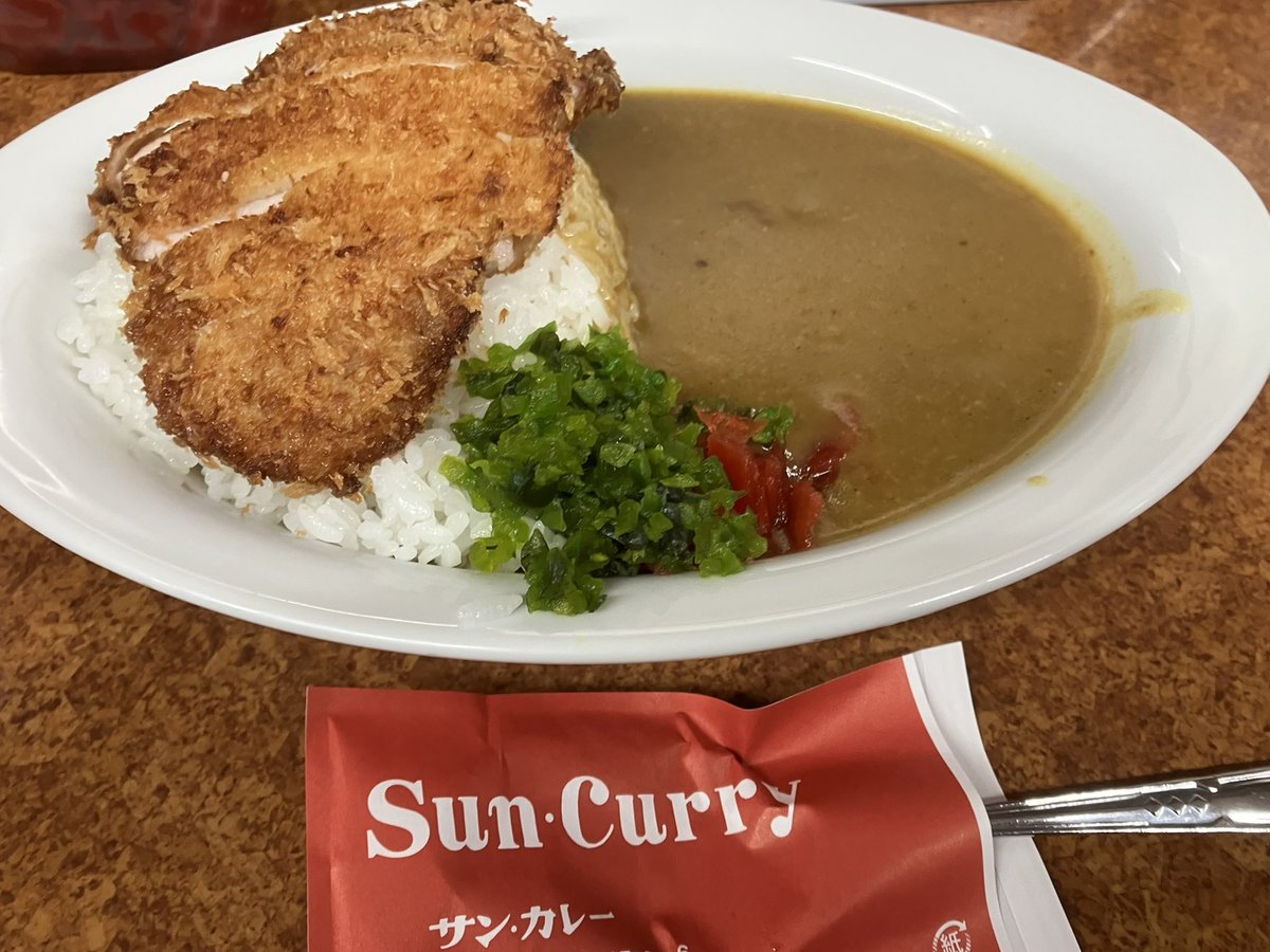 shiro4646's tweet photo. カツカレーは宇宙だ🪐
って言ってたのは誰だっけ
久しぶりに堀川町のサンカレーに行く
HOMECOMINGSのお二人も広島のライブの際は
必ず立ち寄ると京都のラジオでおっしゃってました
もう何十年と通っているのに変わらずいるマスターとは
一度も話した事がない事に気付き笑ってしまう🙃
#サンカレー https://t.co/k8eP8K14PF