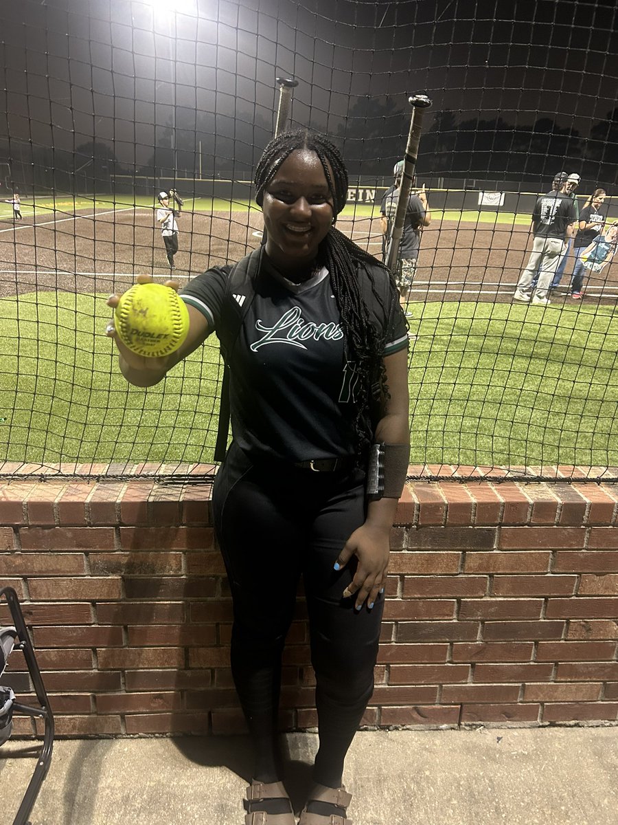 corinneh56's tweet photo. Round 3 playoffs! Two line drives and a homerun. Round 4 Bounddd!!! @CujoTheBeast17 @TXRiptideCuyos @SamCamp50 https://t.co/arHFA5cWQr