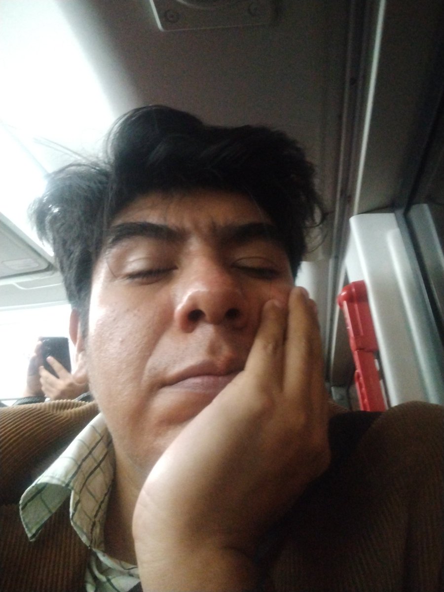Simple_Elorza's tweet photo. Yo camino a casa, después del Laburo, cosas de cartas y un cumpleaños. https://t.co/eiX0w7TDJK