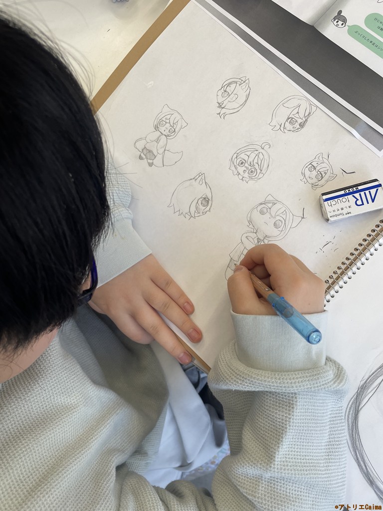 atoriecaima's tweet photo. 【新学期スタートしました！】

もう5月ですが、アトリエCaimaのこどもマンガ・イラスト教室も新学期がスタートしています✨

4月から続々と新入生が入り、今年度は全クラス満席となりました！ありがとうございます😊
今年も
「ゆるく・たのしく・本格的に！」
制作していきます🔥 https://t.co/r1hapRFtHL