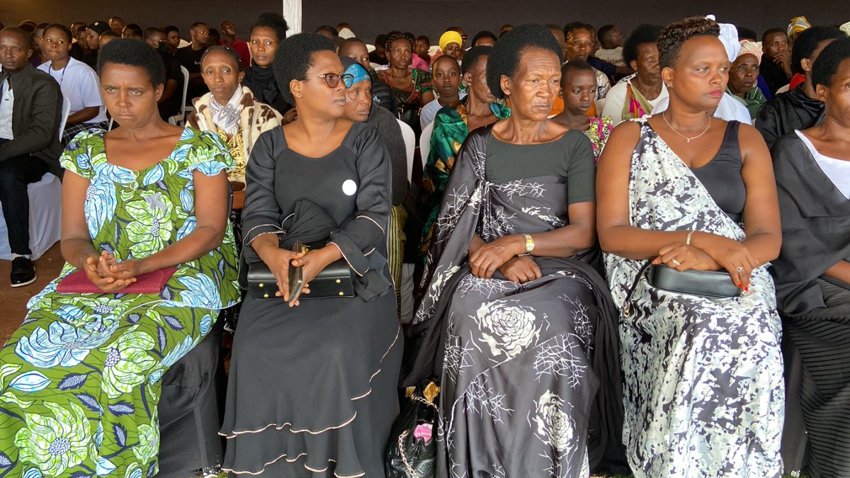 muramasector1's tweet photo. Uyu munsi,Umuyobozi w'Akarere wungirije ushinzwe iterambere ry'ubukungu @MapambanoN n'abagize inzego z'umutekano bifatanyije n'abaturage b'Umurenge wa Murama mu #Kwibuka32 Jenoside yakorewe Abatutsi mu 1994 mu cyahoze ari Komine Birenga ubu ni mu bice by'Akagali ka Sakara. https://t.co/zlP7vJ0xSH