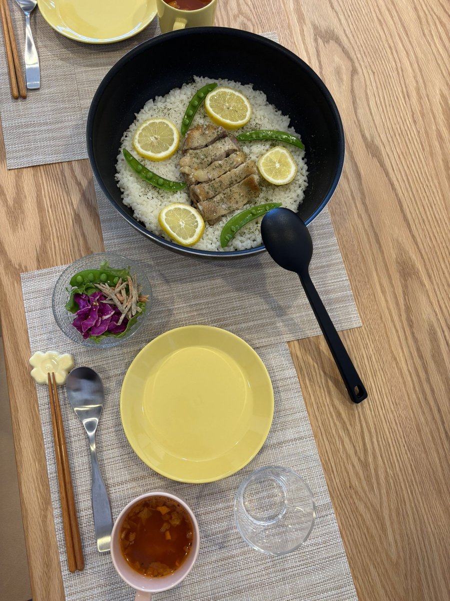 日曜日ランチ🍴チキンパエリア🥘💛ふるてりあで2週間前に買っておいたレモンようやく🍋傷んでなくてよかった😮‍💨おいしい〜 #おうちごはん