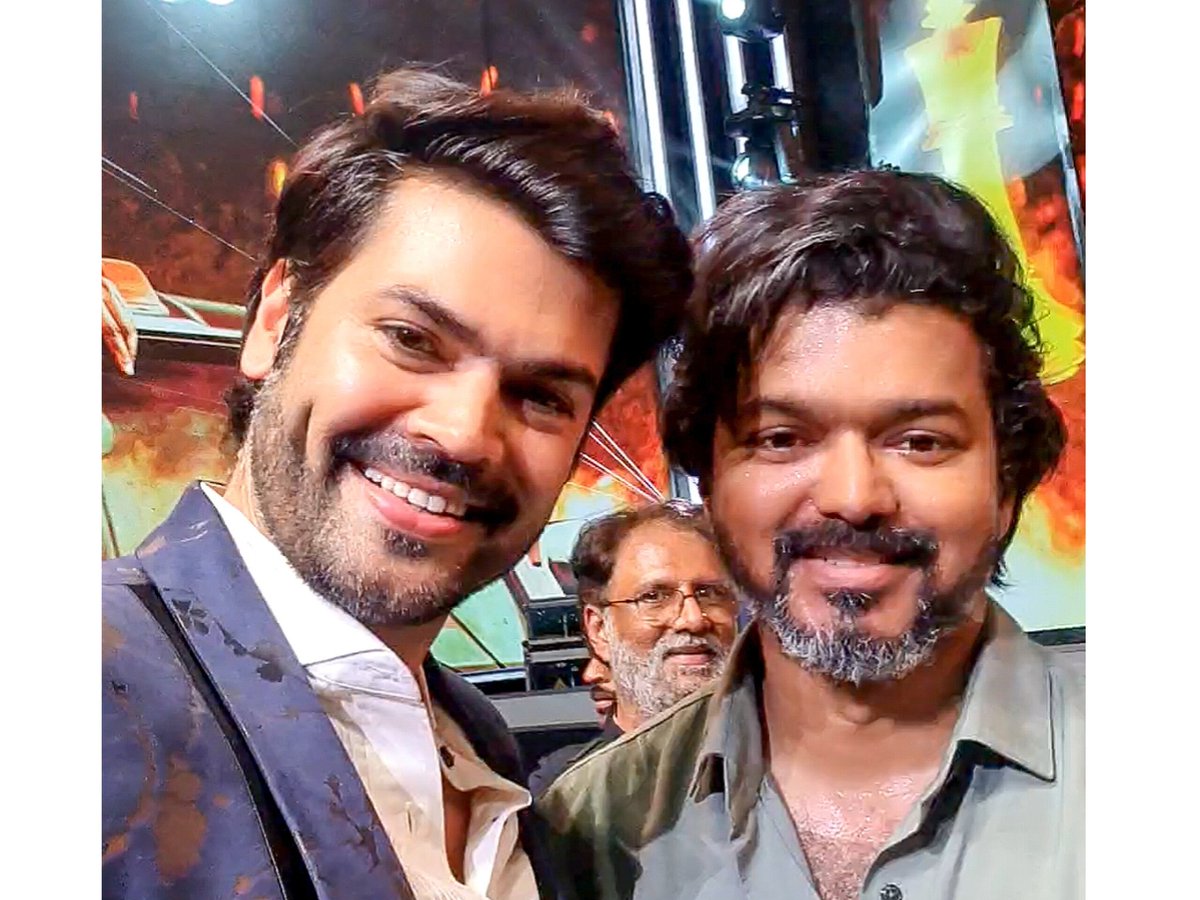 talk2ganesh's tweet photo. Vaa Thalaiva Vaa!
​Eagerly awaitng d swearingin ceremony at 10AM. bn a long time since I felt such a rush of emotions. Evry member of d family, frm d youngest to d eldest is equally charged up!
Democracy hs won tdy. Ths isnt jst a ceremony, its a celebration fr all of TamilNadu❤️ https://t.co/6VTq191M3d