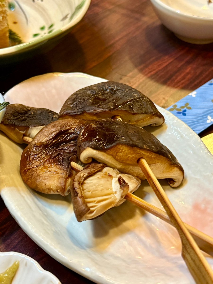 静岡の青葉おでん街。
お友達の優しさにつけ入って(笑、行ってきた。事前調べが疎かだった所為なんだろうけれど、思ってたのと違った…。
しかも肝心のおでんの写真は撮り忘れてるというね(笑。生の桜エビ。初めて食べたよ。原木しいたけの焼き物。焼いただけなんだけれど、とても美味しかった。