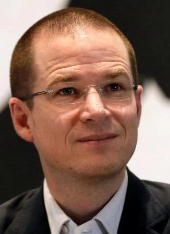 Yo voto por que un requisito para ser servidor publico sea RENUNCIAR A LA DOBLE NACIONALIDAD. 

Cuando terminen su ejercicio entonces ahora si que pidan ser ciudadanos americanos de nuevo. 

Ocupamos menos políticos que huyan a Estados Unidos cada vez que se les termina el fuero.