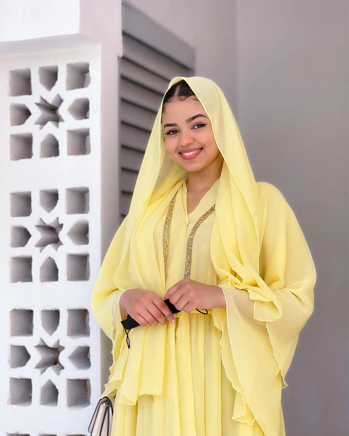 _faarheen's tweet photo. Can I be your sugar mummy?🥰 https://t.co/3AdSuGWiCf