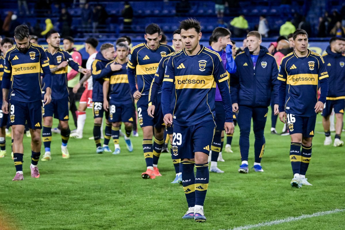 SANGREXENEIZE's tweet photo. A un club que necesita desesperadamente un título lo comanda un equipo en proceso de desarrollo. Ese desarrollo siempre necesita equivocaciones para crecer. Pero Boca -y el formato- no admiten equivocaciones. 

Ya está en YouTube mi análisis de la derrota de Boca: https://t.co/E4NkRKH44r
