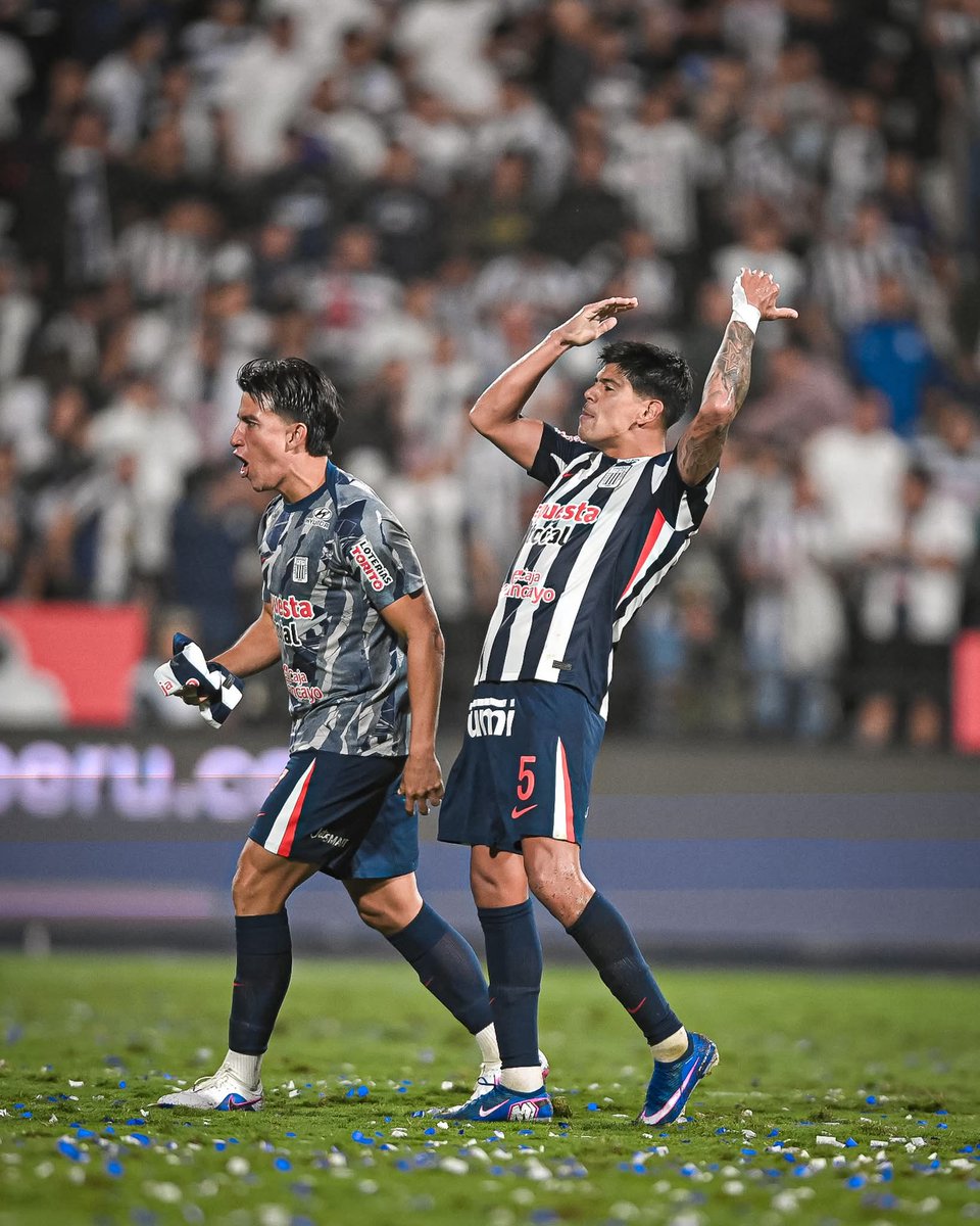 vitrinadeport's tweet photo. El volante chileno Esteban Pavez ex capitán de #ColoColo anotó el gol de la igualdad 1x1 de #AlianzaLima con #SportingCristal por la #Liga1TeApuesto del #fútbolperuano @AS_Futbol @biobio @enelcamarin @ColoColo @colocolodetodos @AlianzaLima_TV @AlianzaLimaBlog @vitrinadeport https://t.co/KJVMtSZodL