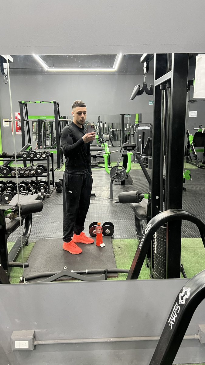 patriiamet's tweet photo. cuando no haces nada/cuando seguís sin hacer nada pero entrenas https://t.co/X5cZgdYpqH